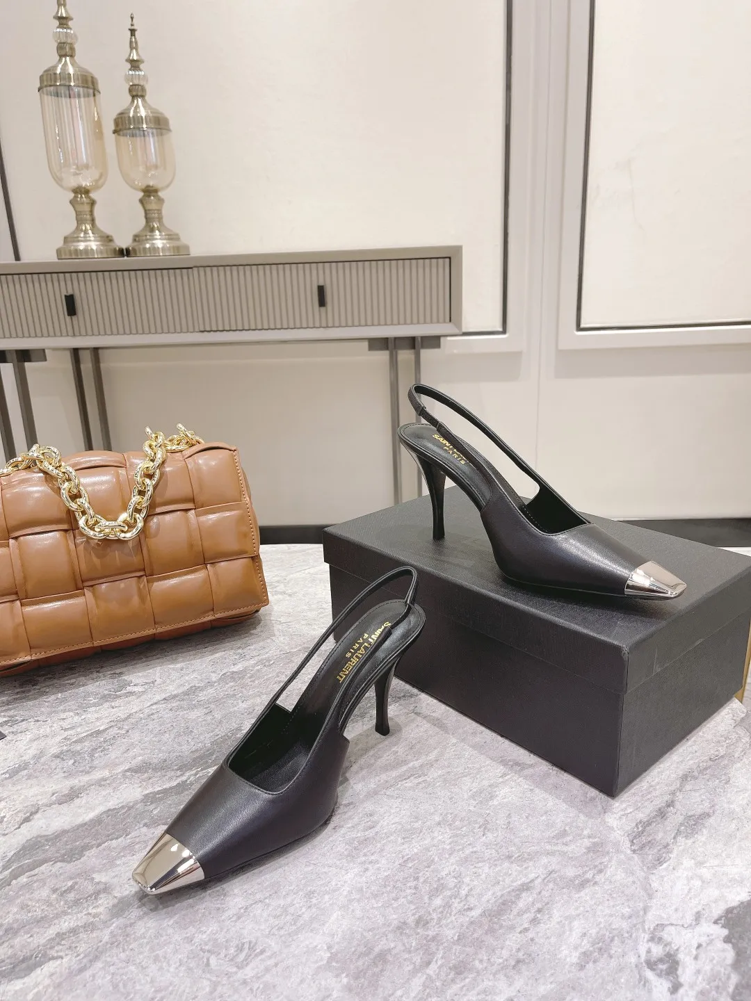 👟👟Ex-factory price 480👟👟 🔝Saint laurent*YSL early spring catwalk style rose Park Caiying same style high heels👠 YSL's metal iron-toe high heels are made of leather. The stiletto heel creates a classic, elegant, fashionable and avant-garde look. The workmanship and materials of the shoes are the same as the original ones. Welcome to compare🆚 Upper: matte cowhide/cow patent leather Inner: sheepskin lining Genuine leather outsole Heel height: 7cm 9cm Size: 35-39🐴 Order 40 with original packaging